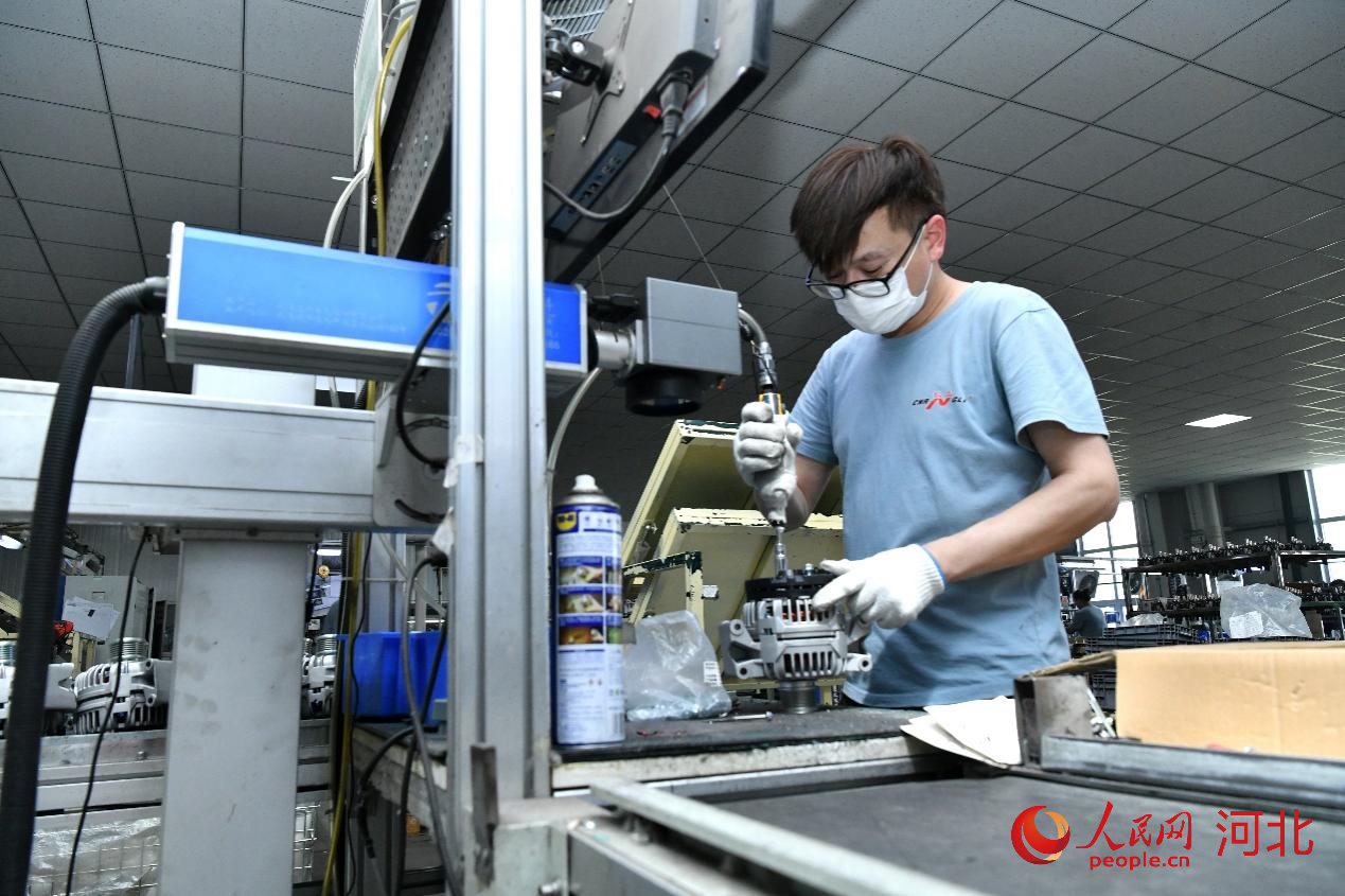 工人在位于河北沧州河间市的河北长立汽车配件有限公司生产车间内工作。人民网记者 方童摄