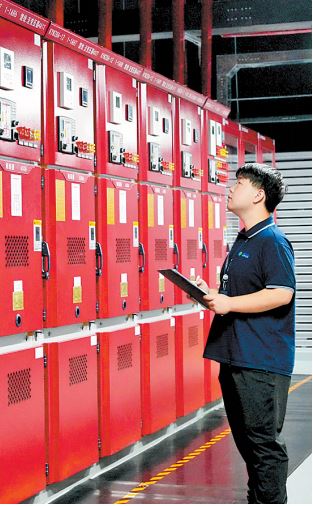 近日，位於廊坊三河市的光子1號金融算力中心，工作人員在檢查配電設備運行情況。本報記者 王偉攝