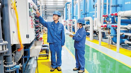 10月18日，石鋼水處理中心工作人員正在深度處理車間巡檢設備，為生產用水保駕護航。本報記者 史晟全攝