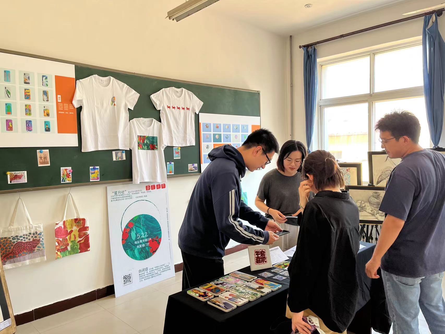 根据星月社孩子的画做出的文创产品。王珍平摄
