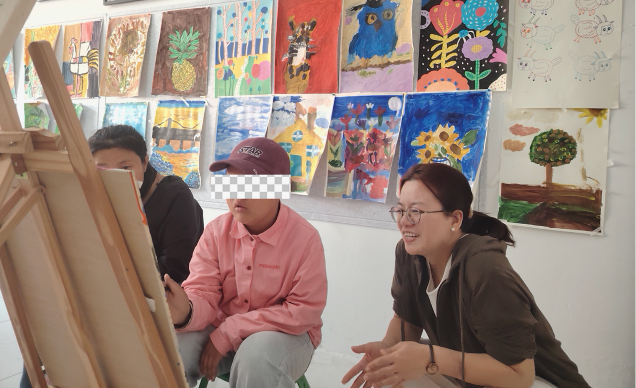 星月社的孩子在老师的指导下进行绘画。王珍平摄