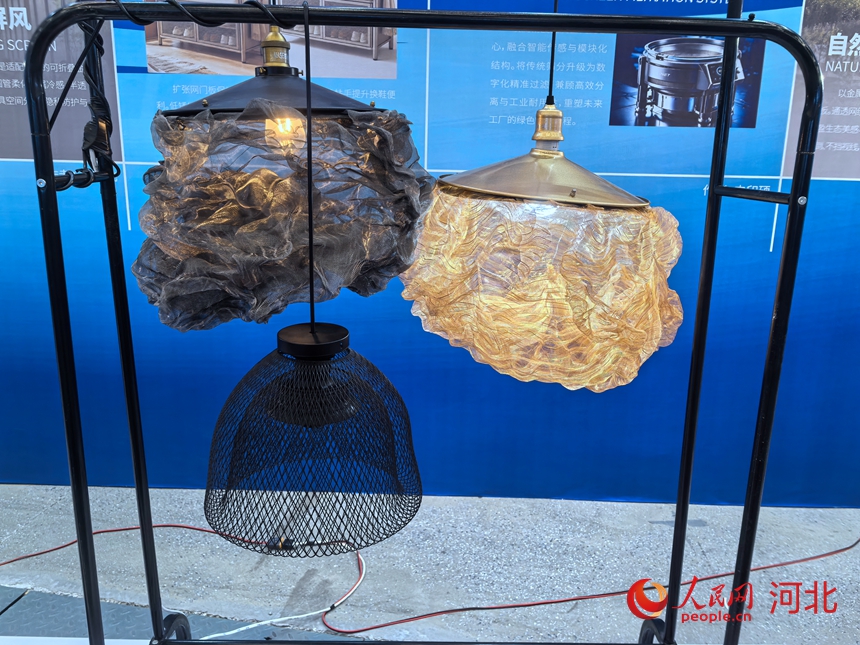 “网都杯”全国丝网产品创新设计大赛产品设计展作品。人民网记者 商帆摄