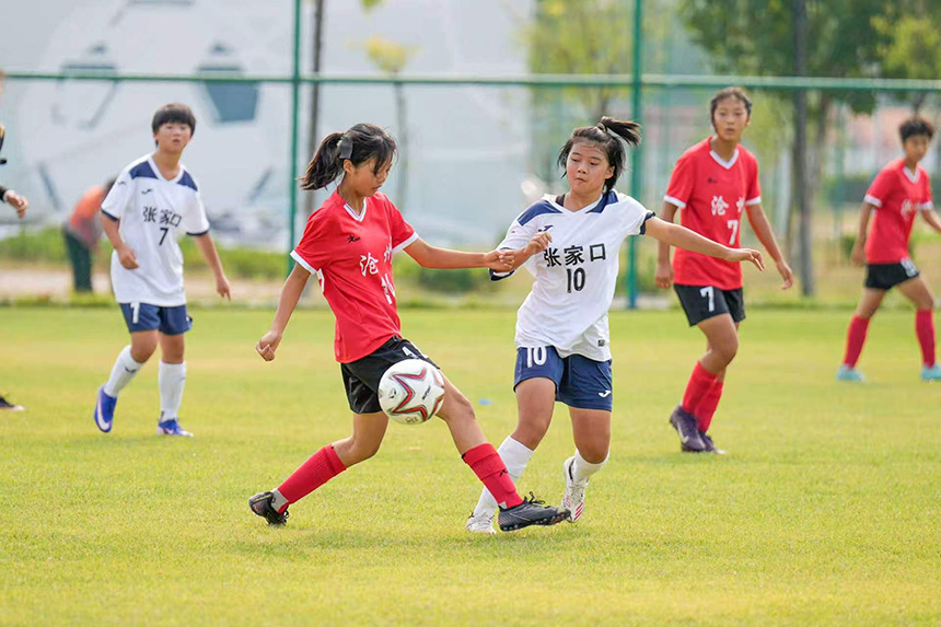 河北省第十七屆運動會青少年比賽足球項目(女子乙組)比賽現場。趙亮攝