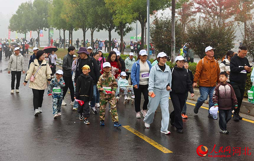 亲朋结伴、邻里相随，徒步者在绿道上共享运动乐趣。人民网 席彪摄