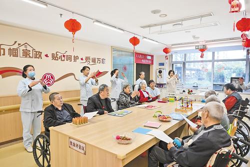 10月20日,衡水市桃城區沁園社區日間照料服務中心,護理人員教老人做手勢操。本報記者 張昊攝