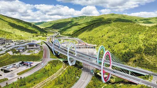 近日拍攝的延崇高速五環大橋。本報記者 耿輝攝