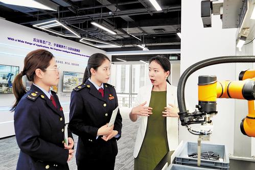 10月26日，雄安新区税务局工作人员到梅卡曼德（雄安）机器人科技股份有限公司进行政策宣讲，现场解答企业疑难问题。李征摄