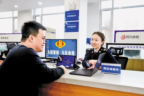 雄县税务局依托征纳互动服务，以异地收件、线上协同、属地办理的方式推进跨区域通办业务。图为10月26日雄县税务局工作人员在为群众讲解税费政策。 赵建娅摄