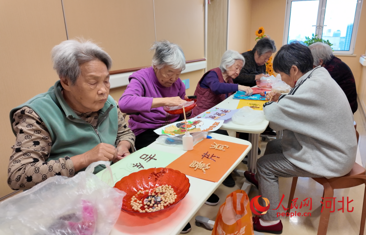 巨鹿县邢台市第九医院福缘居老年医养中心里的老人正在做手工。人民网记者 朱延生摄