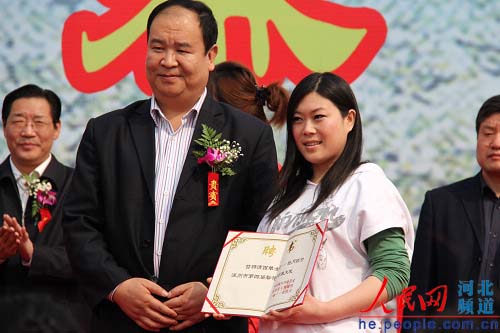 <em>西单女孩</em>河北涿州梨花节放歌 助力家乡旅游经
