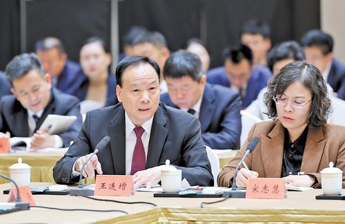 大會期間，河北省代表團全體代表認真參加審議，積極建言獻策。 王連增代表（前排左一）在會議上發言。