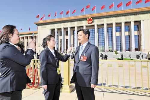 3月11日，全國政協十四屆四次會議閉幕，齊明亮委員在人民大會堂前接受本報記者採訪。
